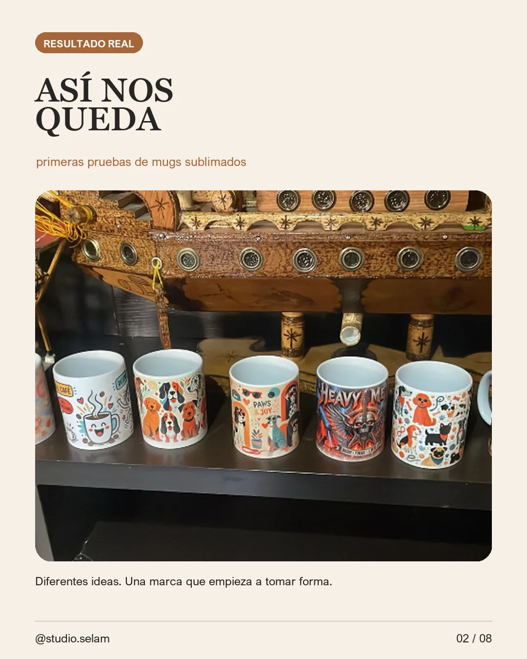 Mugs cerámicos terminados sobre la mesa de taller SELAM STUDIO